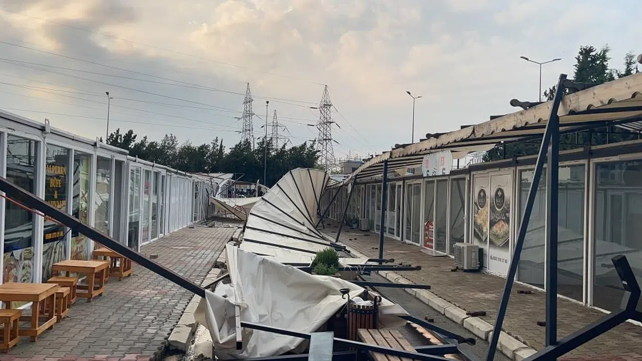 Fırtınada çatılar uçtu, ağaçlar devrildi