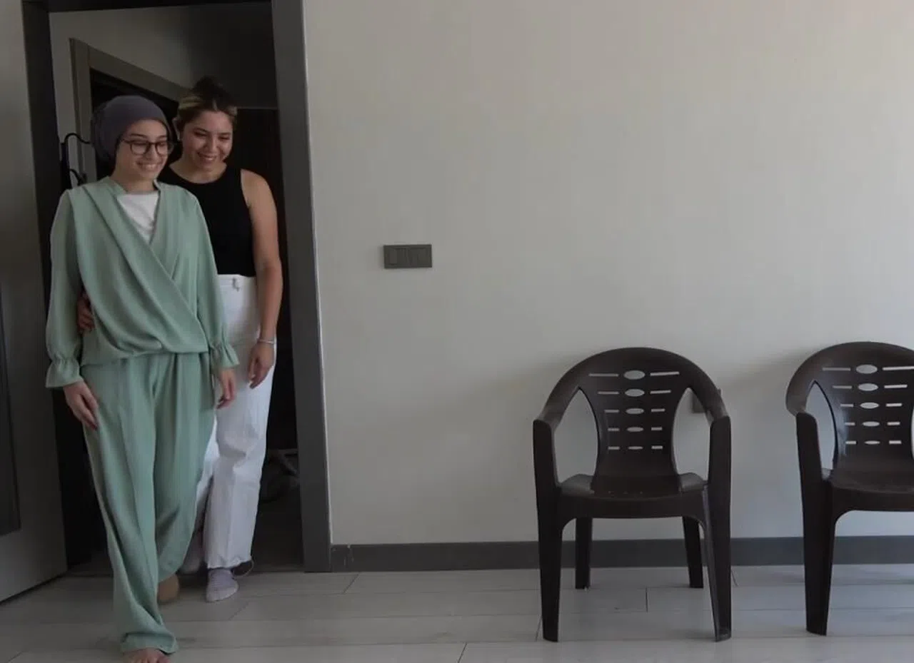 Kahramanmaraş Depremde bacağını kaybeden genç kız, protez bacakla hayata tutundu