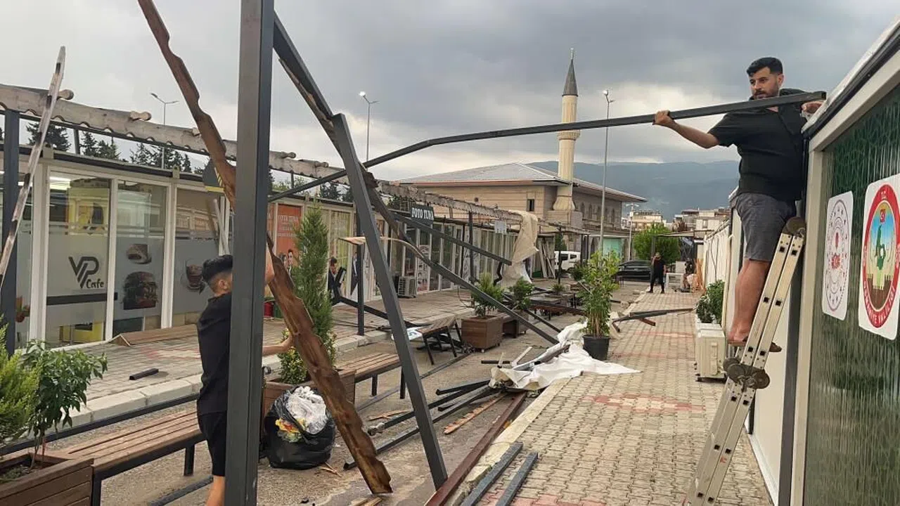 Osmaniye 'de Fırtınada zarar gören Cebelibereket Konteyner Çarşısı'nda yaralar sarılıyor