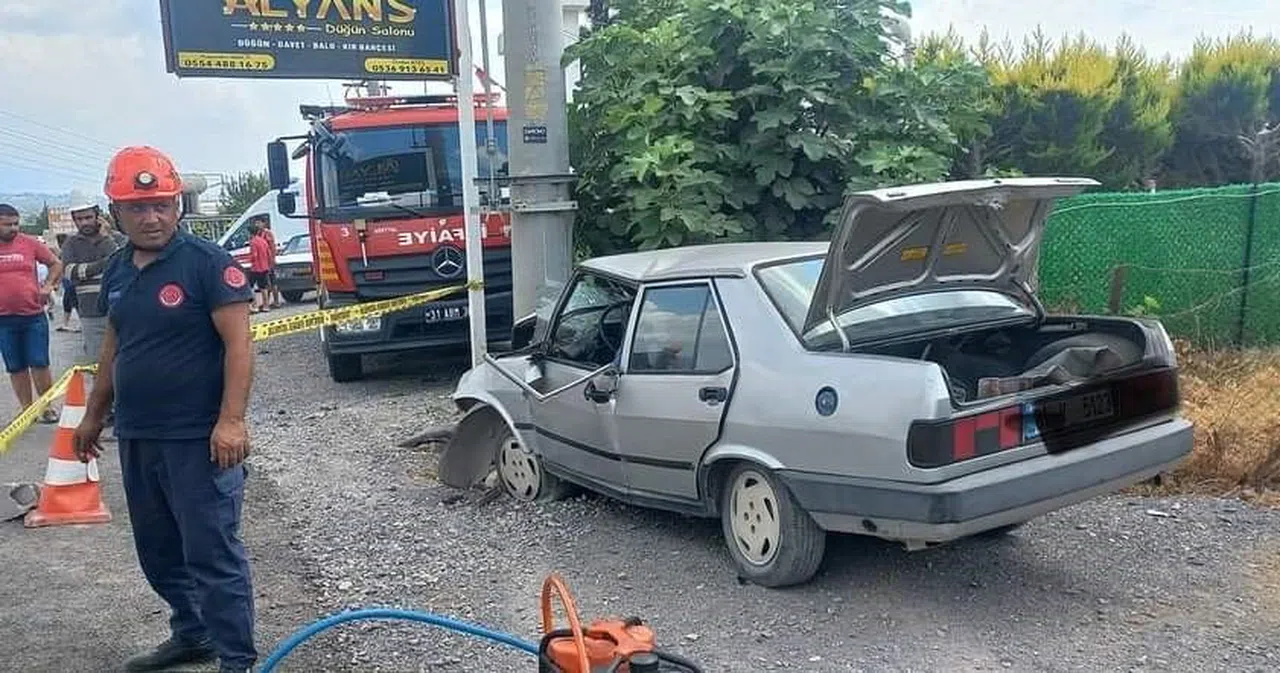 Aydınlatma direğine çarpan Tofaş'ın sürücüsü hayatını kaybetii