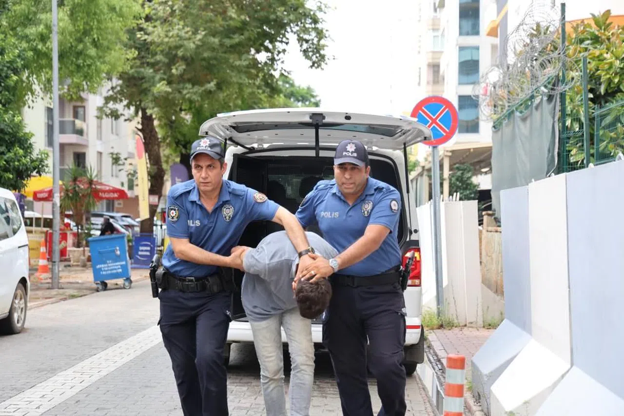 20 yaşında 53 yıl hapis cezasıyla aranan suç makinesi Adana'da parkta yakalandı