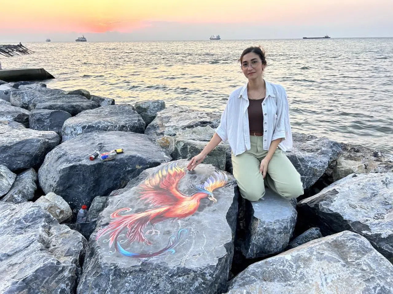 Dalga kıran kayalar ressam eliyle renkleniyor