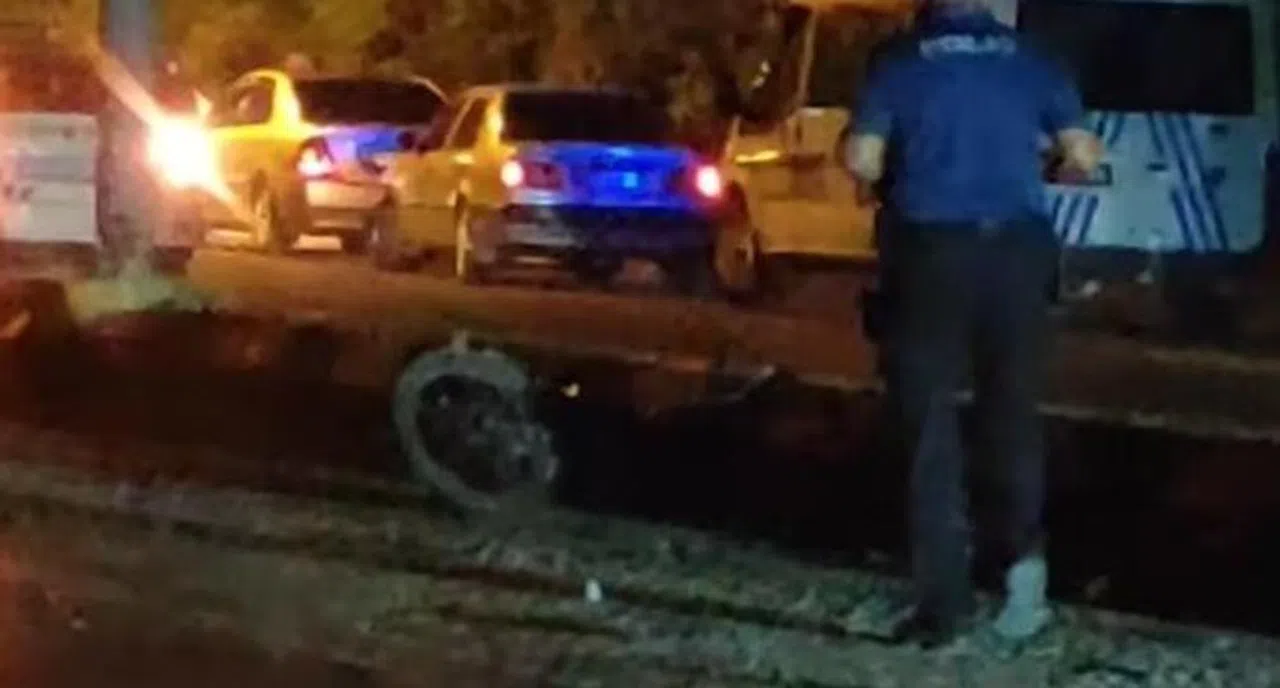 Refüje çarparak devrilen motosikletin sürücüsü öldü
