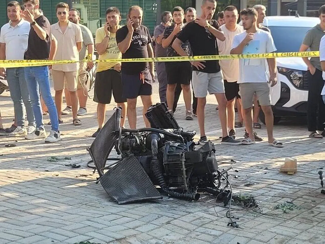 Aracın motorunu yerinden fırlatan kaza: 3 yaralı