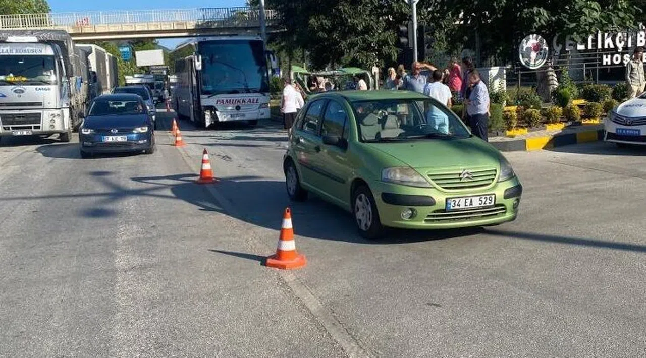 Kırmızı ışıkta bekleyen otomobile yolcu otobüsü çarptı: 3 yaralı