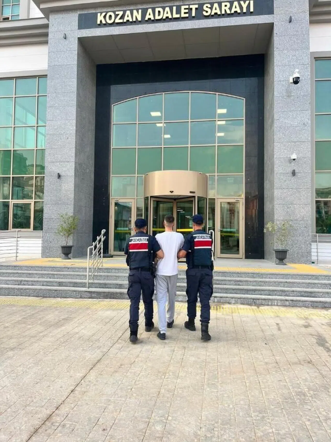Adana'da kesinleşmiş hapis cezasıyla aranan 3 hükümlü yakalandı