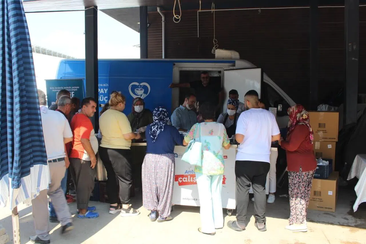 Antalya Büyükşehir Belediyesi’nin aşure ikramları sürüyor