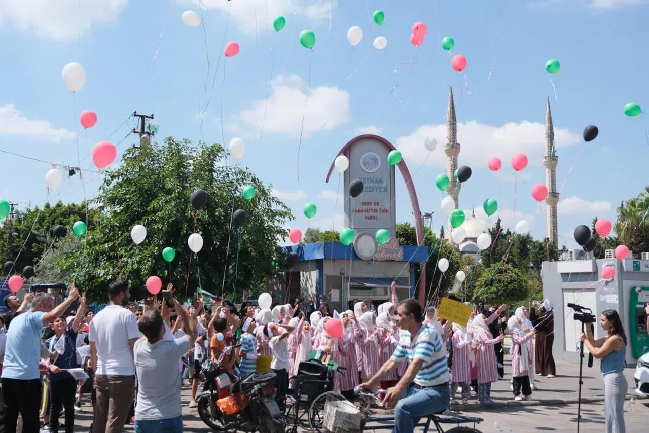 Adana'da çocuklar, Filistin'de ölen akranları için gökyüzüne balon bıraktı