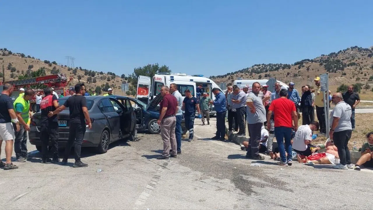 İki otomobil çarpıştı: 1'i ağır 10 yaralı