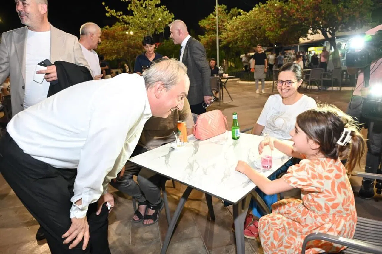 Antalya 'da Sıcaktan bunalıp seyir terasına geldiler, istek ve taleplerini başkana ilettiler