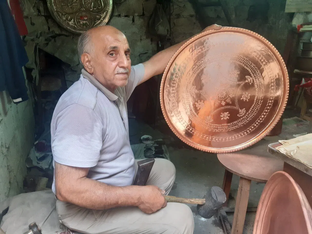 Kahramanmaraş'ta 64 yıldır bakır tepsilerine şekil veriyor