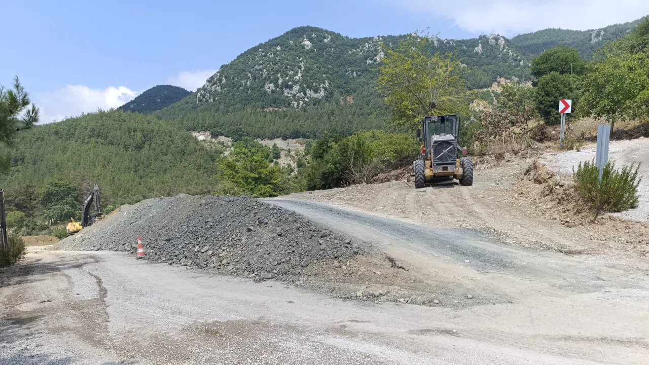 Büyükşehir Andırında Mahallelerin Yol İhtiyaçlarını Bir Bir Karşılıyor