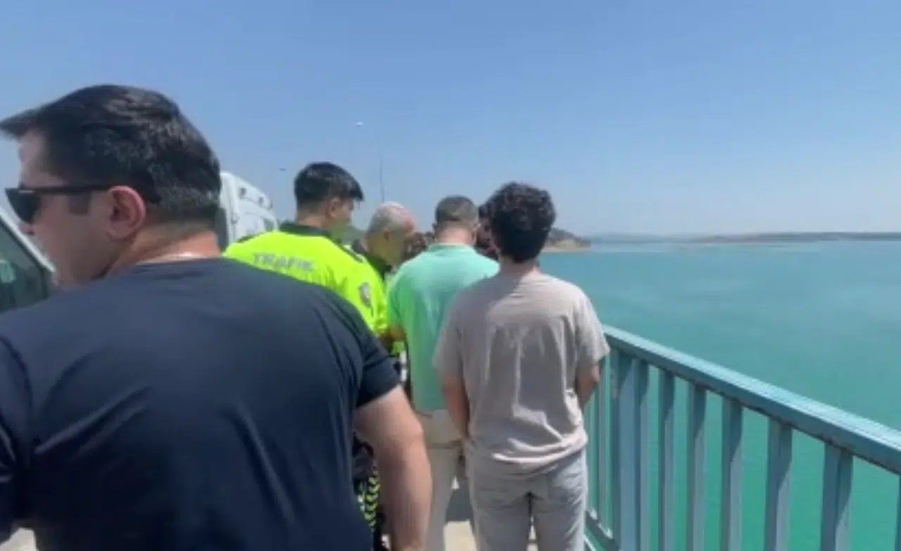 Anne, baba ve iki çocuklarının bulunduğu otomobil göle düşüp kayboldu