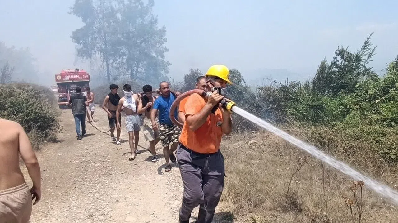 Mezarlık yangını ormana sıçradı, mahalleliyi alarma geçirdi