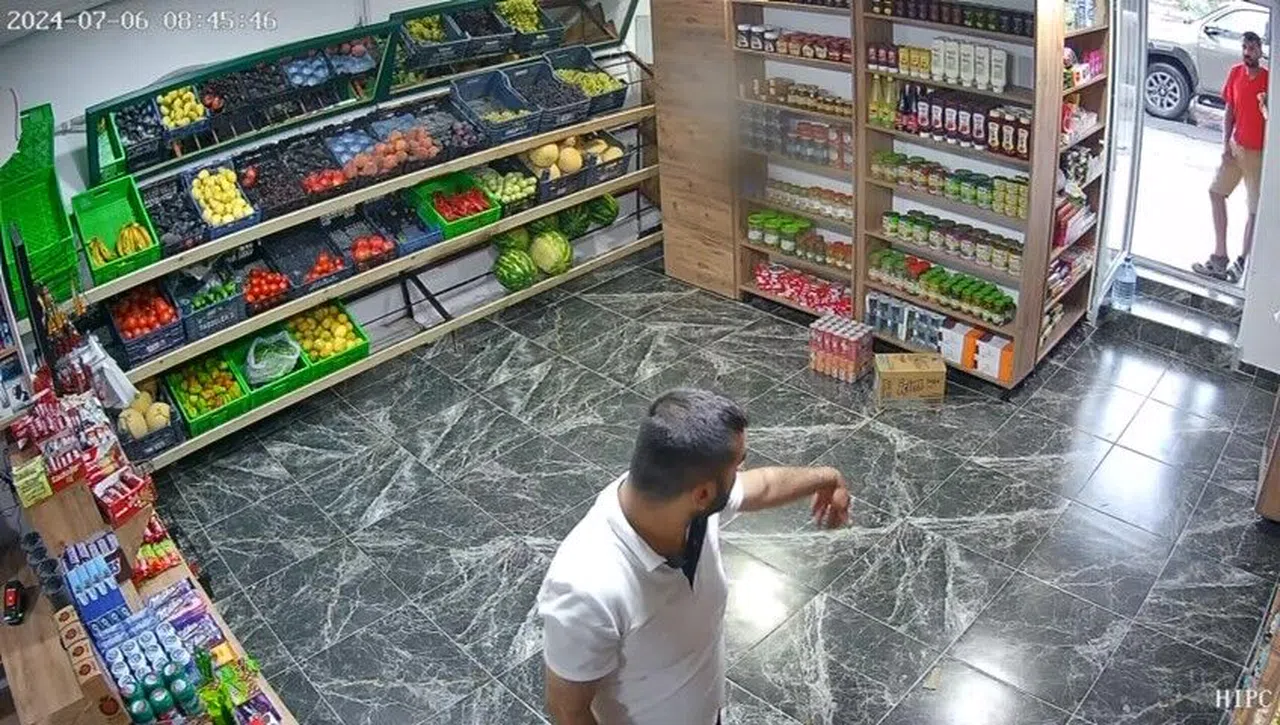 Hatay 'da Çamur olan ayakkabısını çıkararak markete giren inşaat işçisi sosyal medyada ilgi odağı oldu