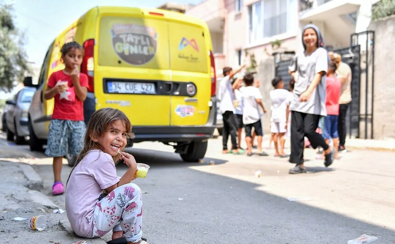 Çocuklara limonlu dondurma ikram ediliyor