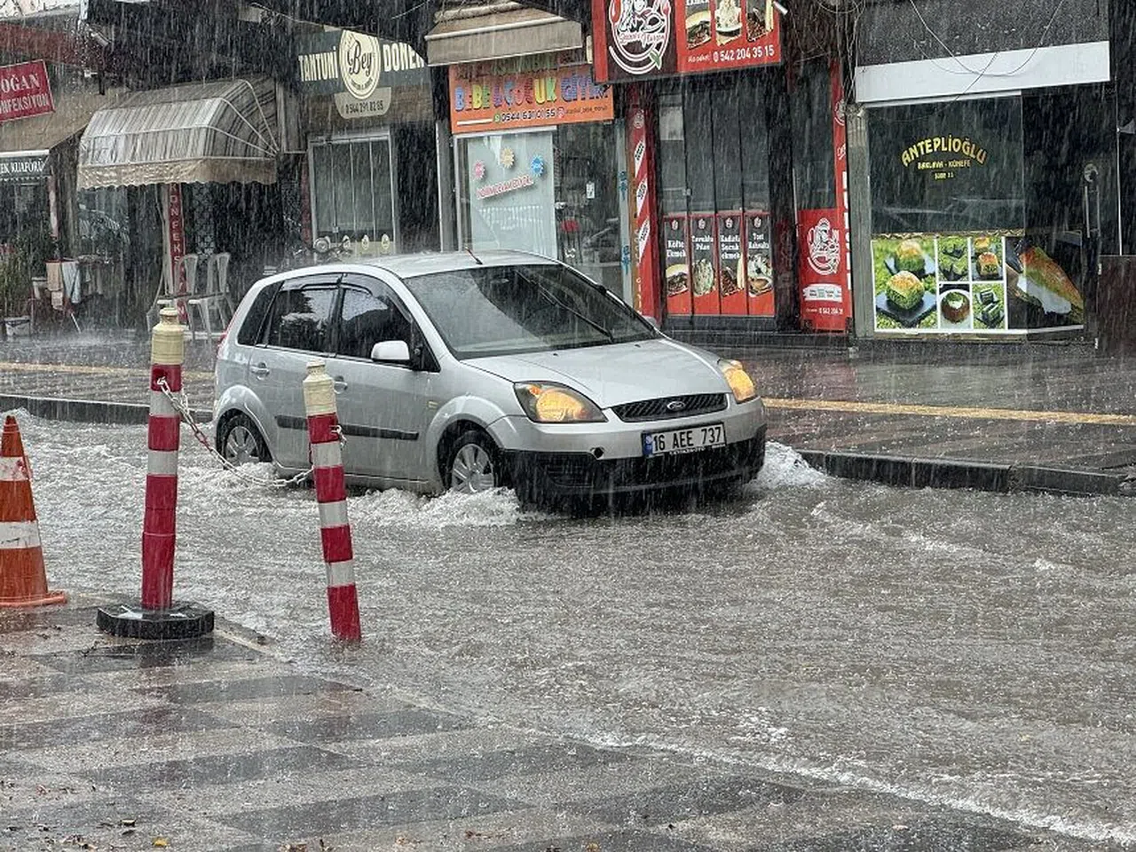 Mersin'de yaz yağmuru etkili oldu
