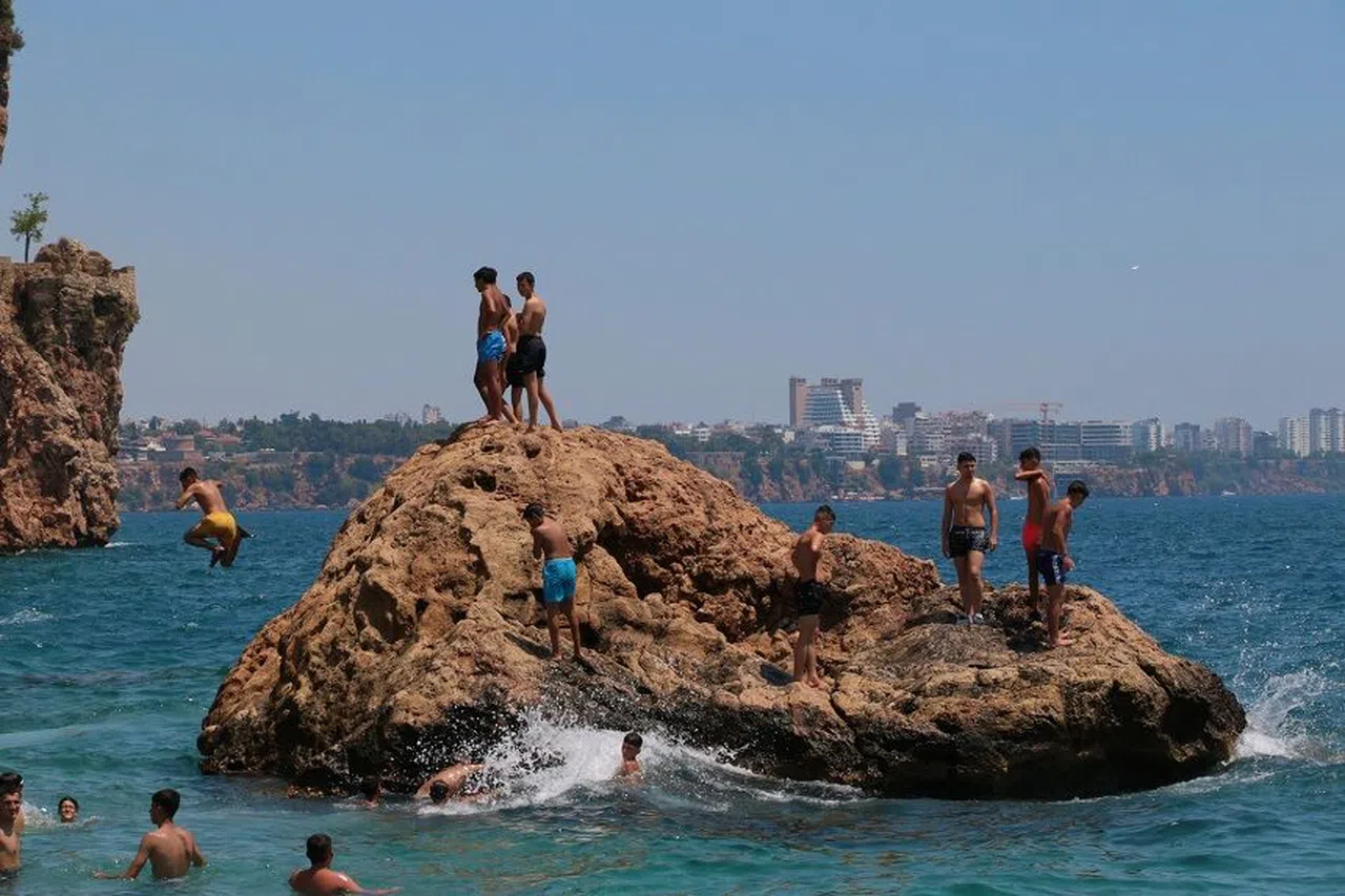 Antalya için ‘tehlikeli sıcaklık’ uyarısı sokakları boşalttı