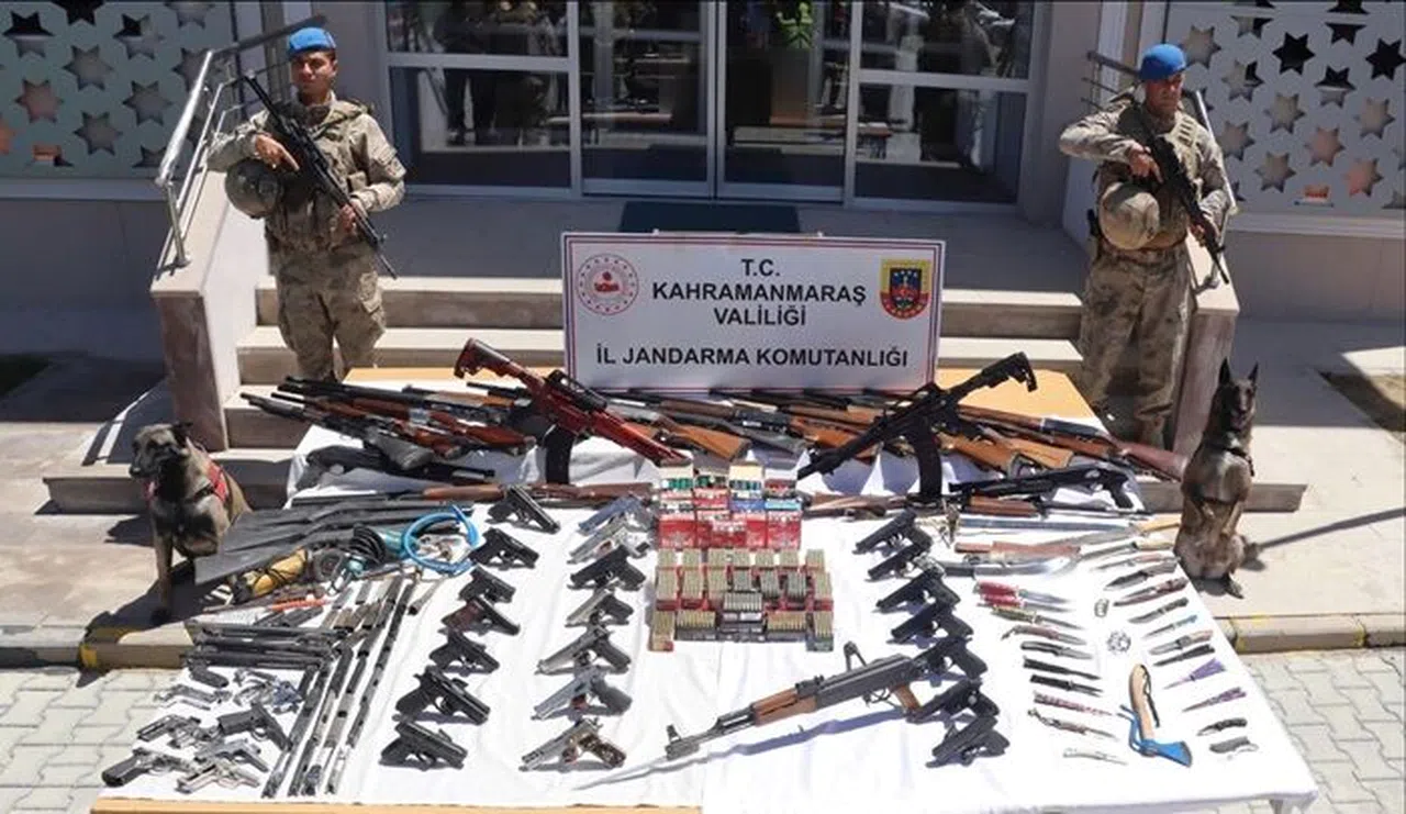 Elbistan’da ikamete operasyon: Çok sayıda tüfek ele geçirildi