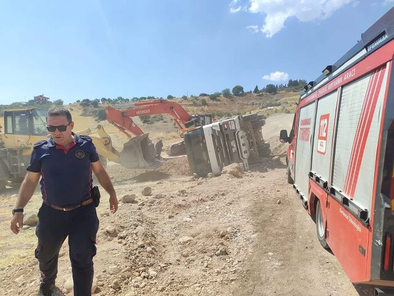Kahramanmaraş’ta yol yapım şantiyesinde kamyon devrildi