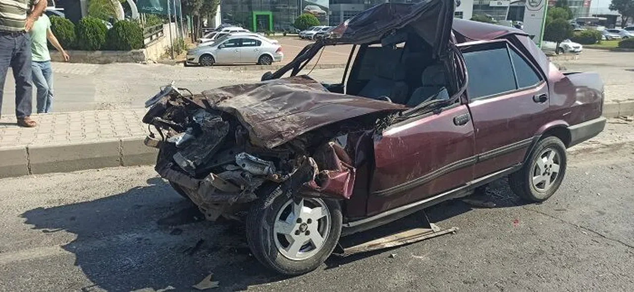 Otomobil, biçerdöverin römorkuna arkadan çarptı: 2 yaralı