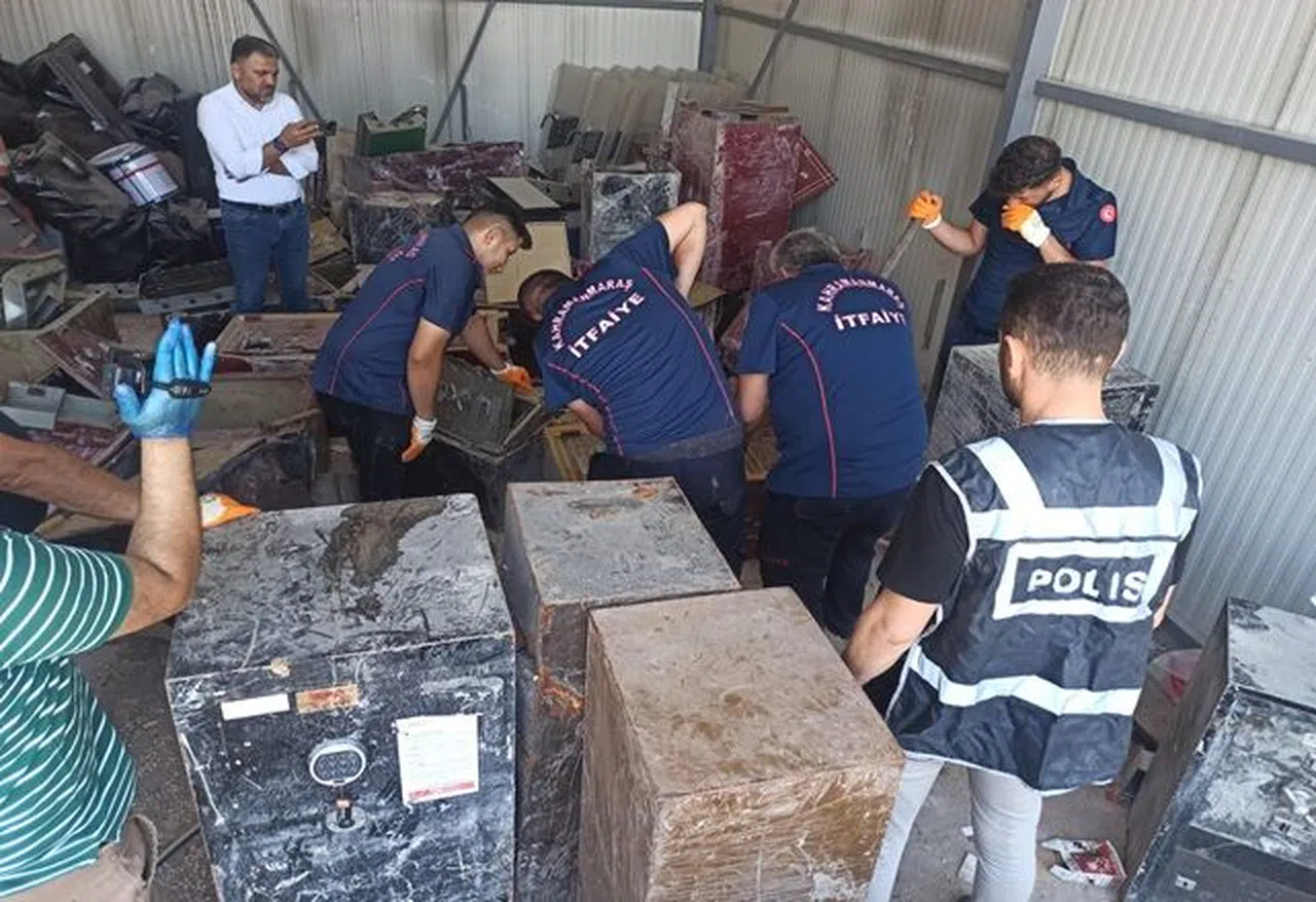Elbistan’da enkazdan çıkartılan çelik kasalar açıldı