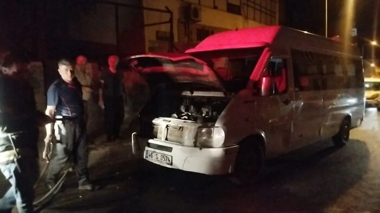 Servis aracında çıkan yangın korkuttu