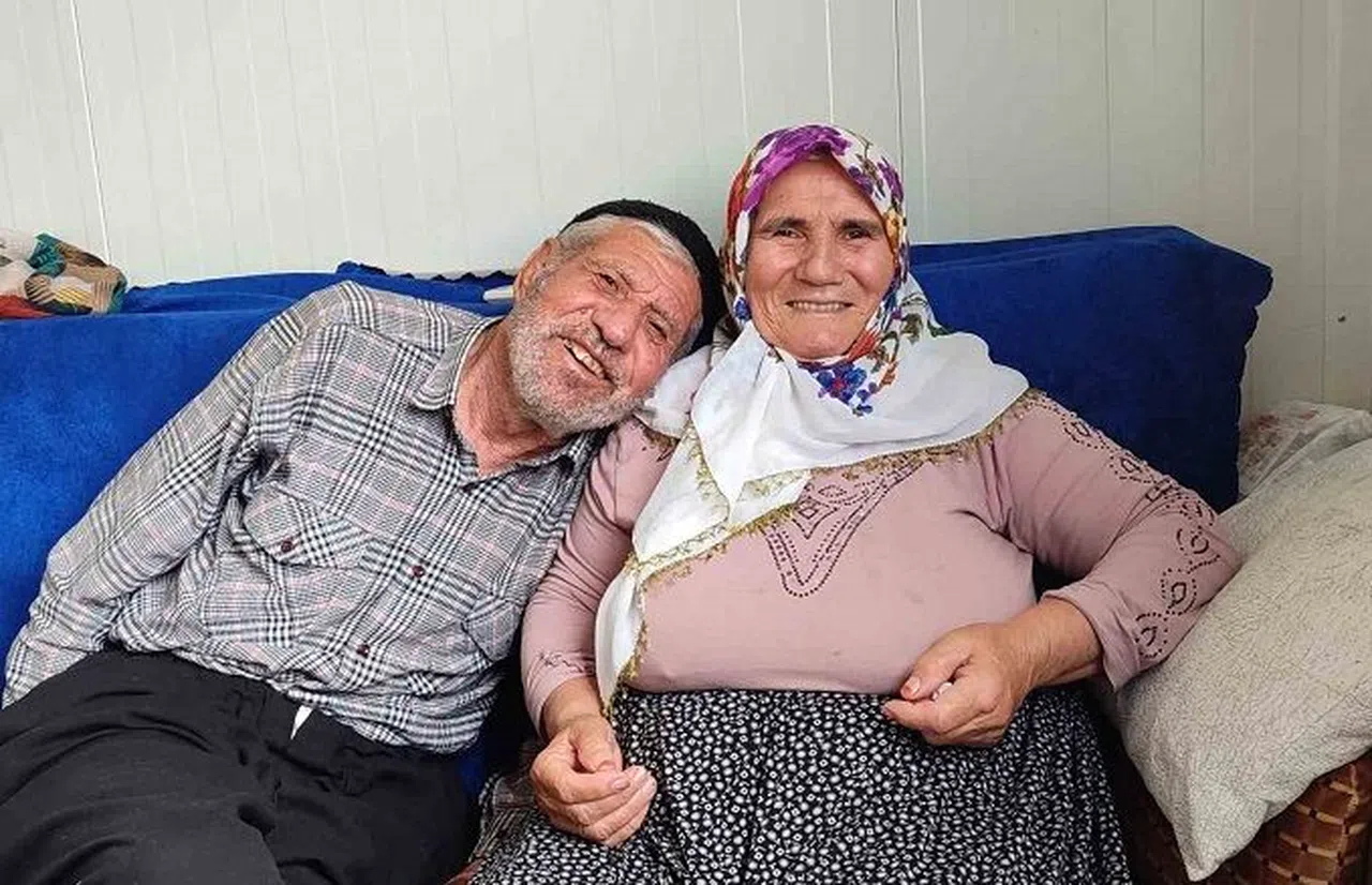 51 yıllık evli çift gençlere örnek oluyor