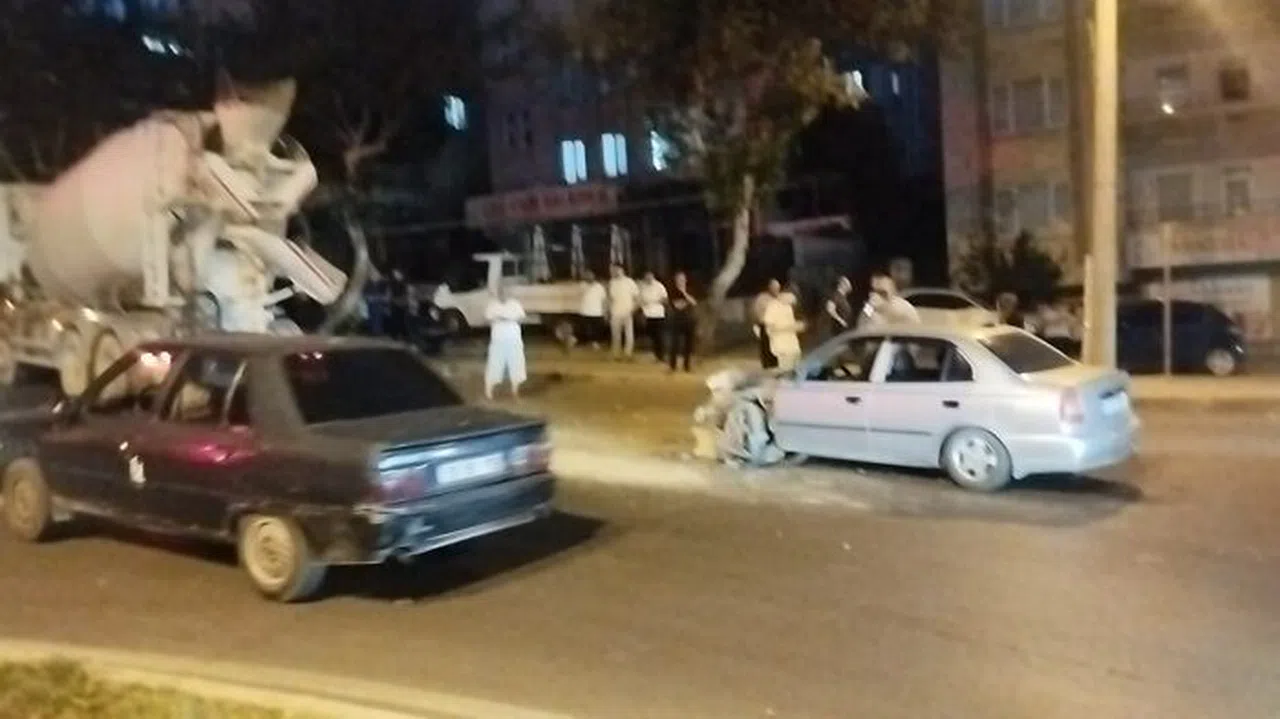 Otomobil beton mikserine arkadan çarptı: 1 yaralı