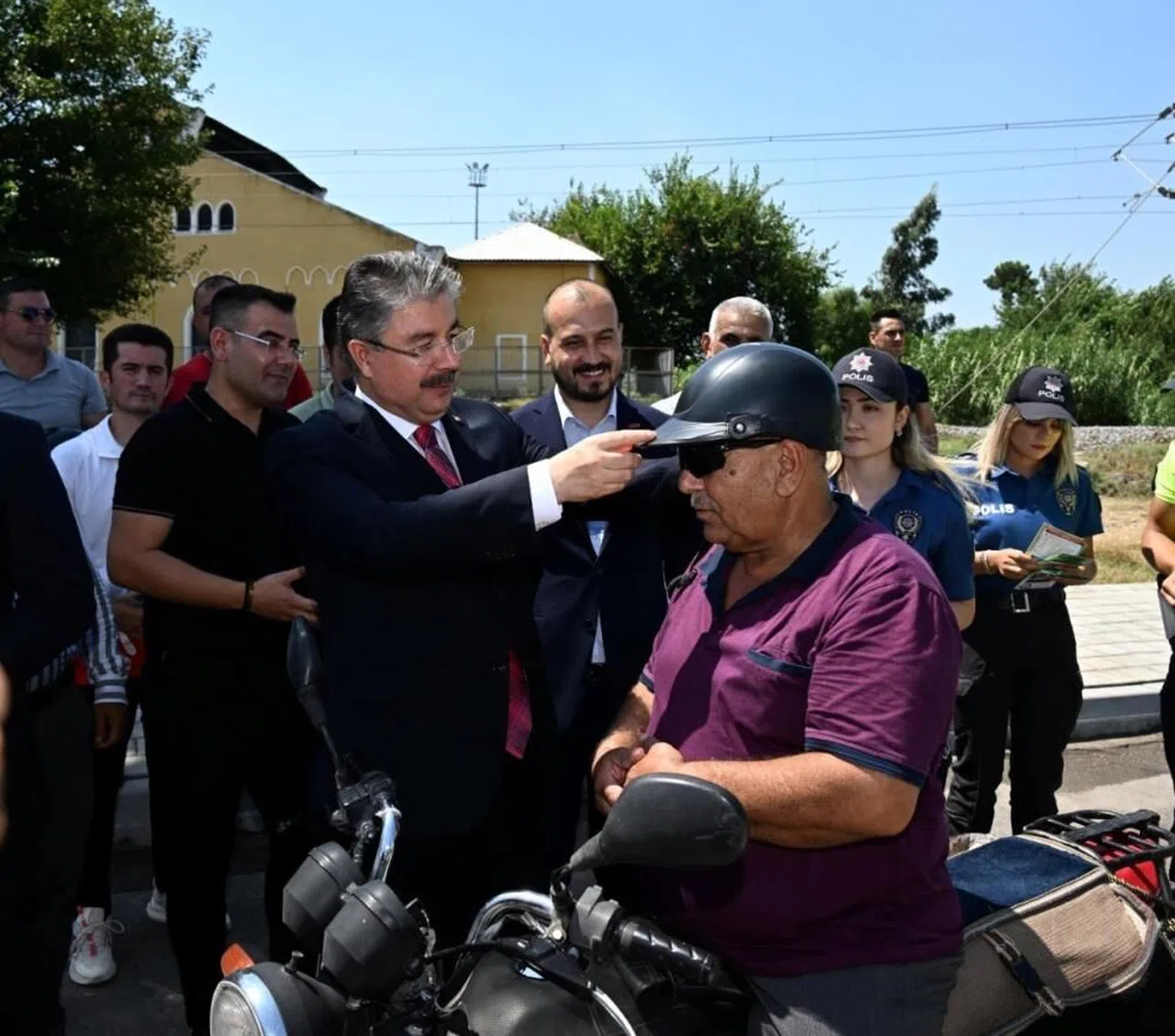 Osmaniye'de "Ceza Yok, Kask Var" mottosuyla motor sürücülerine kask dağıtıldı