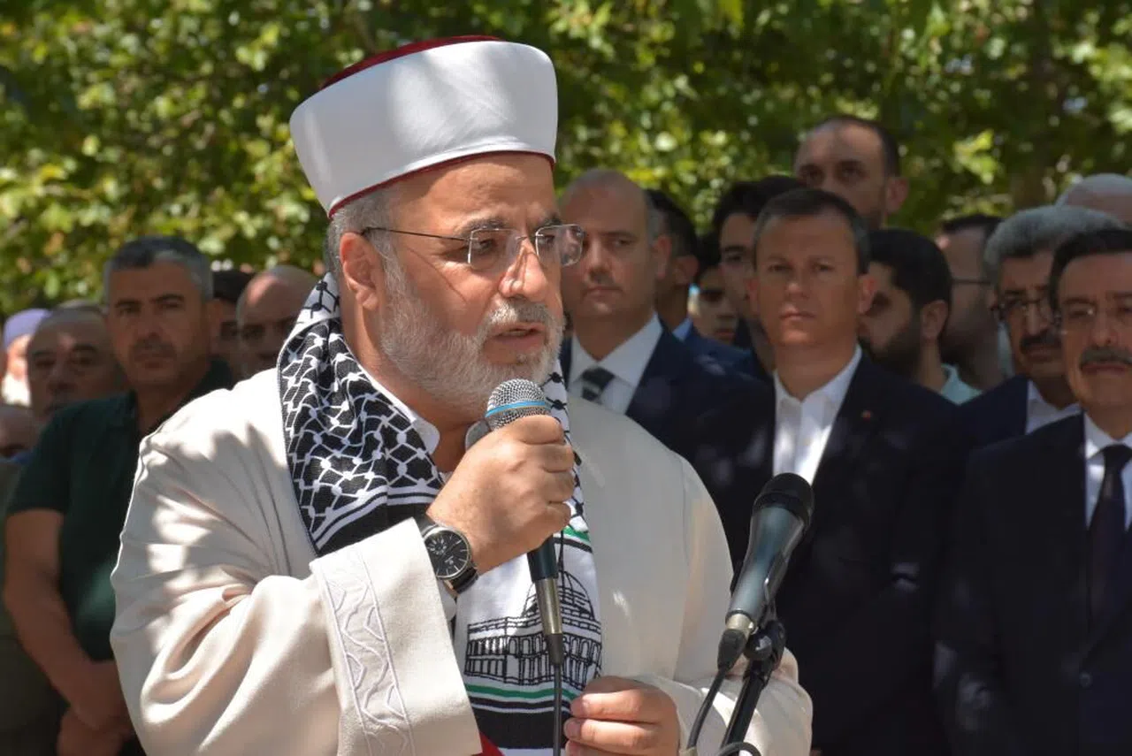 Ankara'da  Hacı Bayram-ı Veli Camii'nde eller semaya Haniye için kalktı
