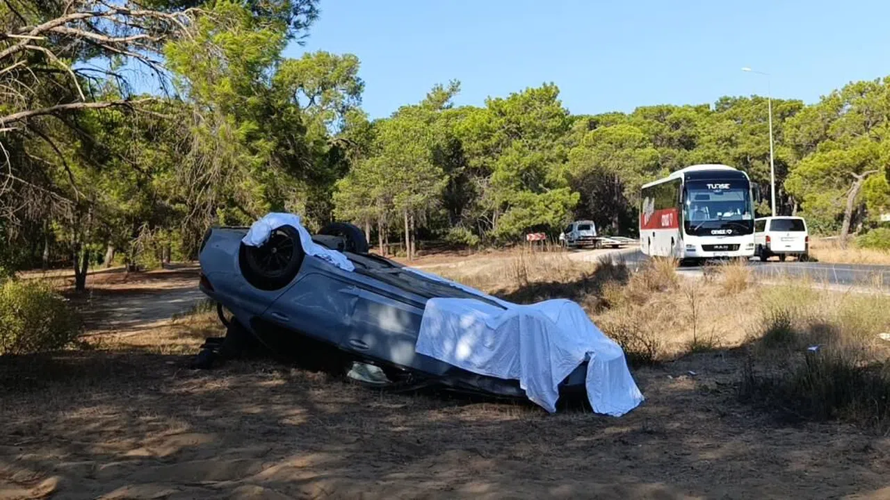 Antalya 'da  Takla atan lüks otomobilin plakalarını söküp üzerini çarşafla kapattılar