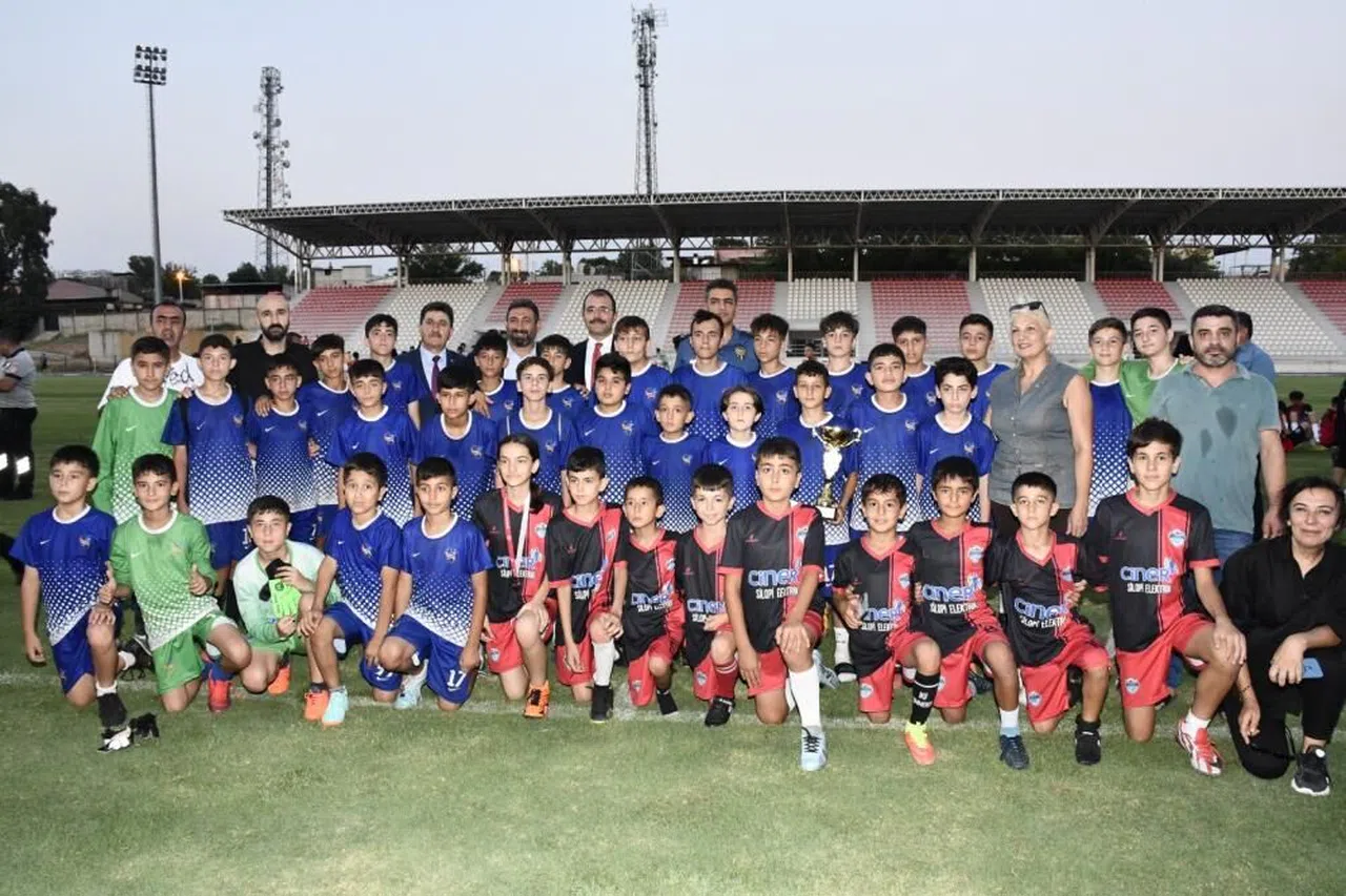 Osmaniye 'de Depremzede çocuklar için düzenlenen futbol turnuvası sona erdi