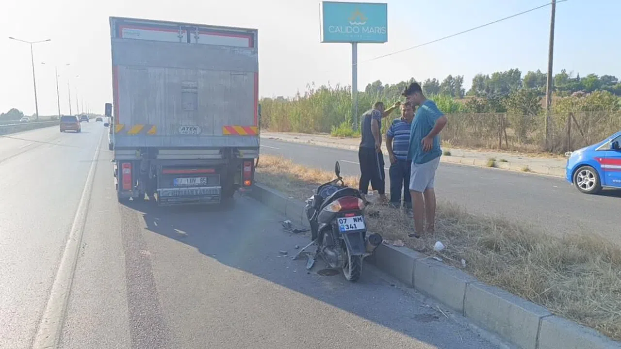 Antalya 'da  Kamyona arkadan çarpan motosikletin sürücüsü yaralandı