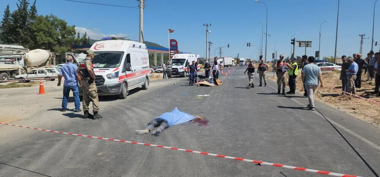 Hatay 'da  Kamyonetle çarpışan motosikletteki 2 kişi öldü