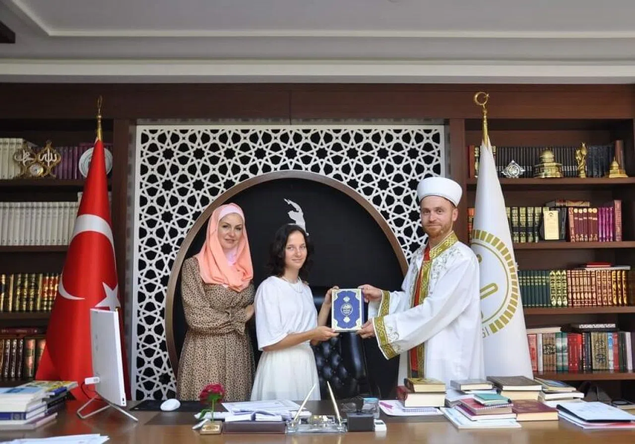 Anne ve kızı Alanya'da müslüman oldu