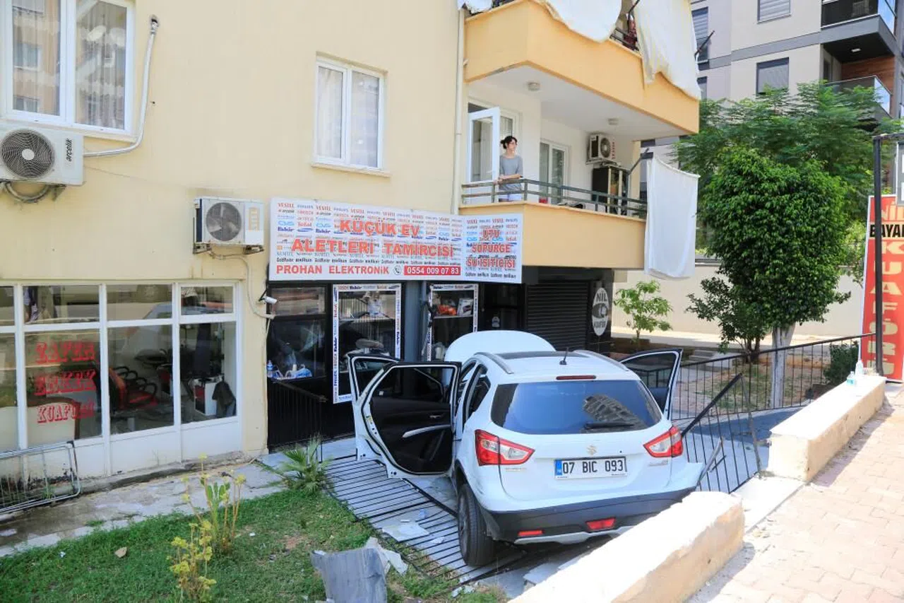 Otomobil apartman bahçesine uçtu