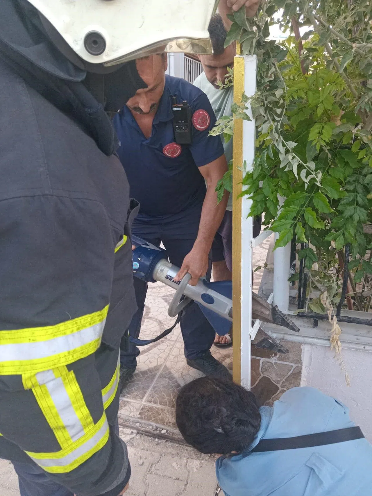 Demir kapıya sıkışan yavru köpeği itfaiye kurtardı