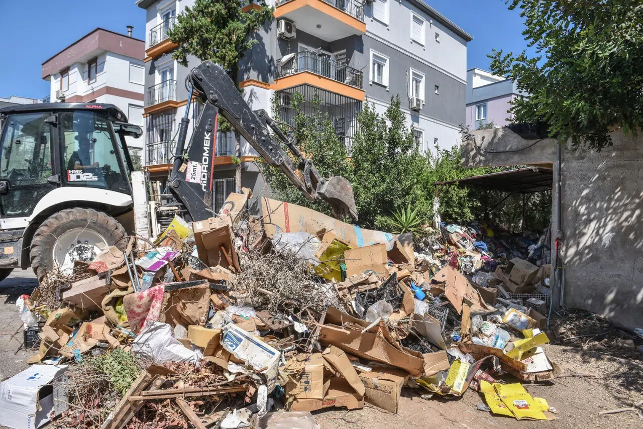 Çöp ev operasyonu: 2 evden 12 kamyon çöp çıkarıldı