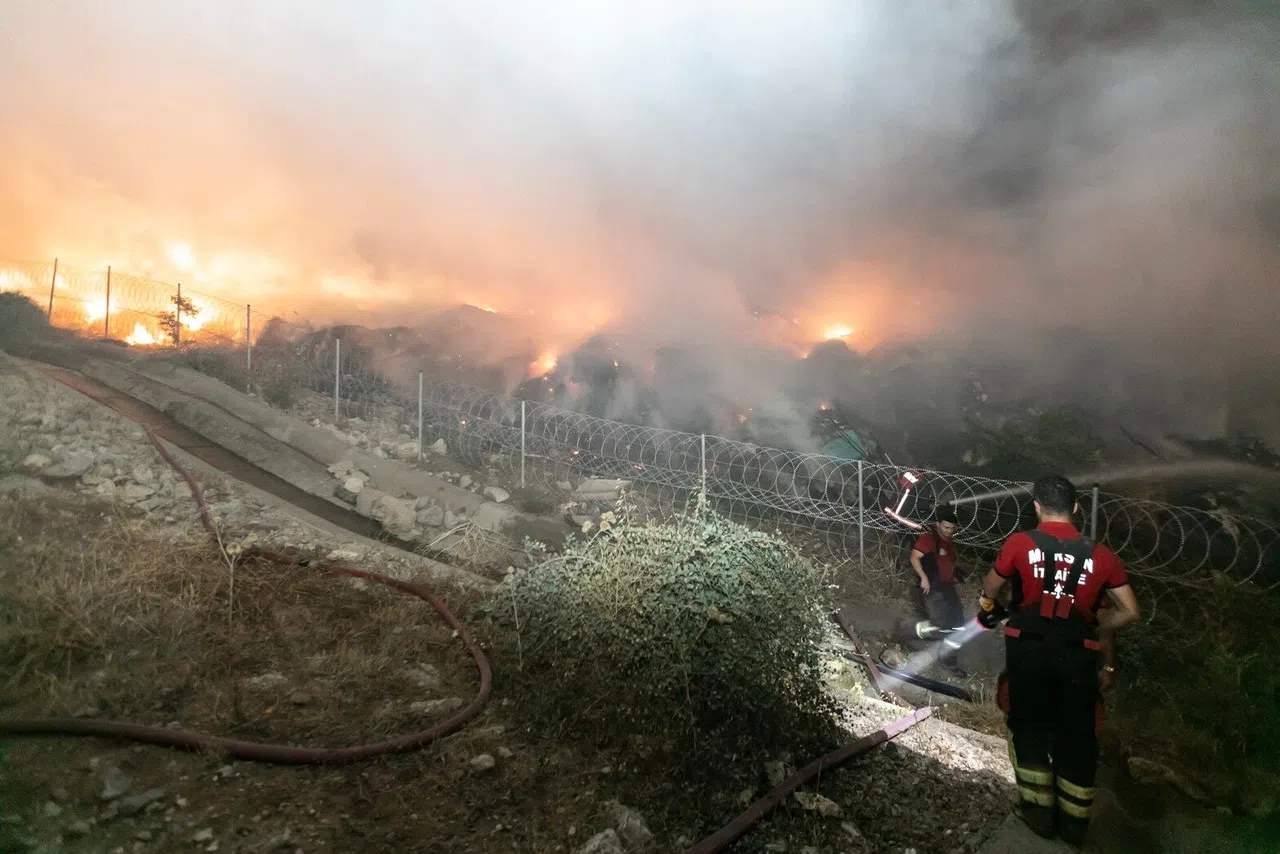 Mersin'de atık alanda yangın, müdahale sabaha kadar sürdü