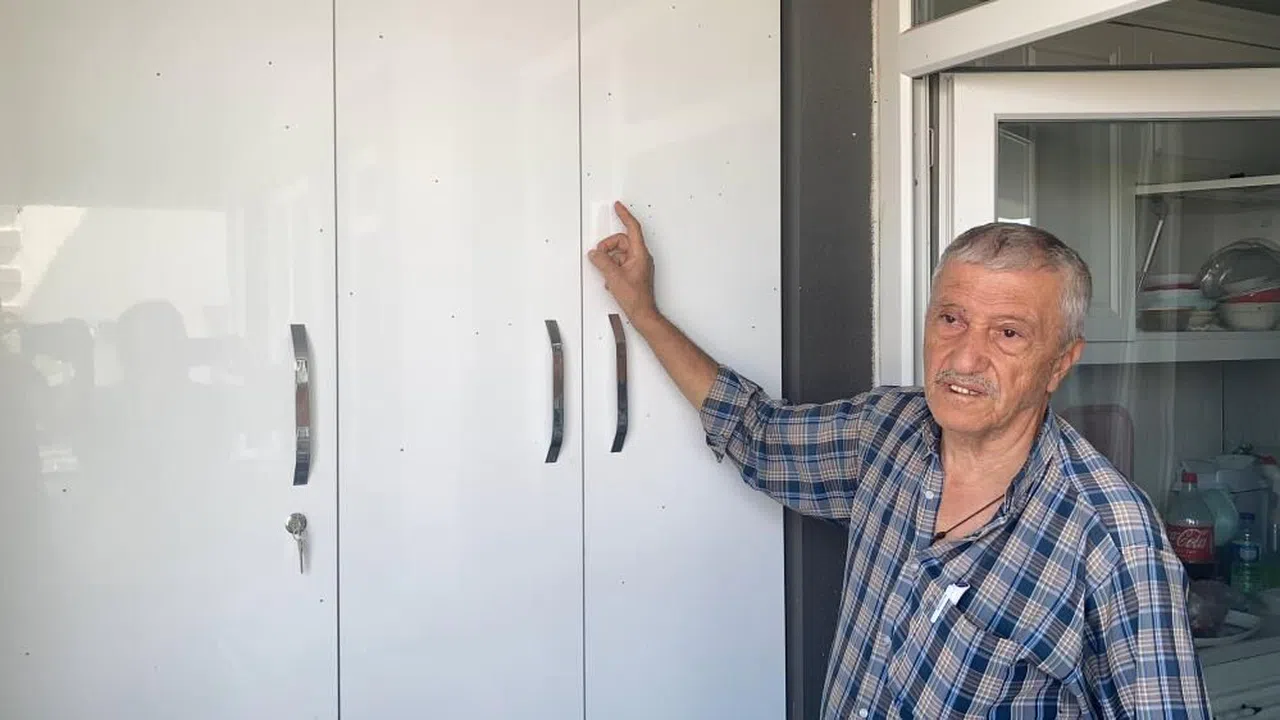 Balkonda otururken tüfekten çıkan saçmalara yakalandı