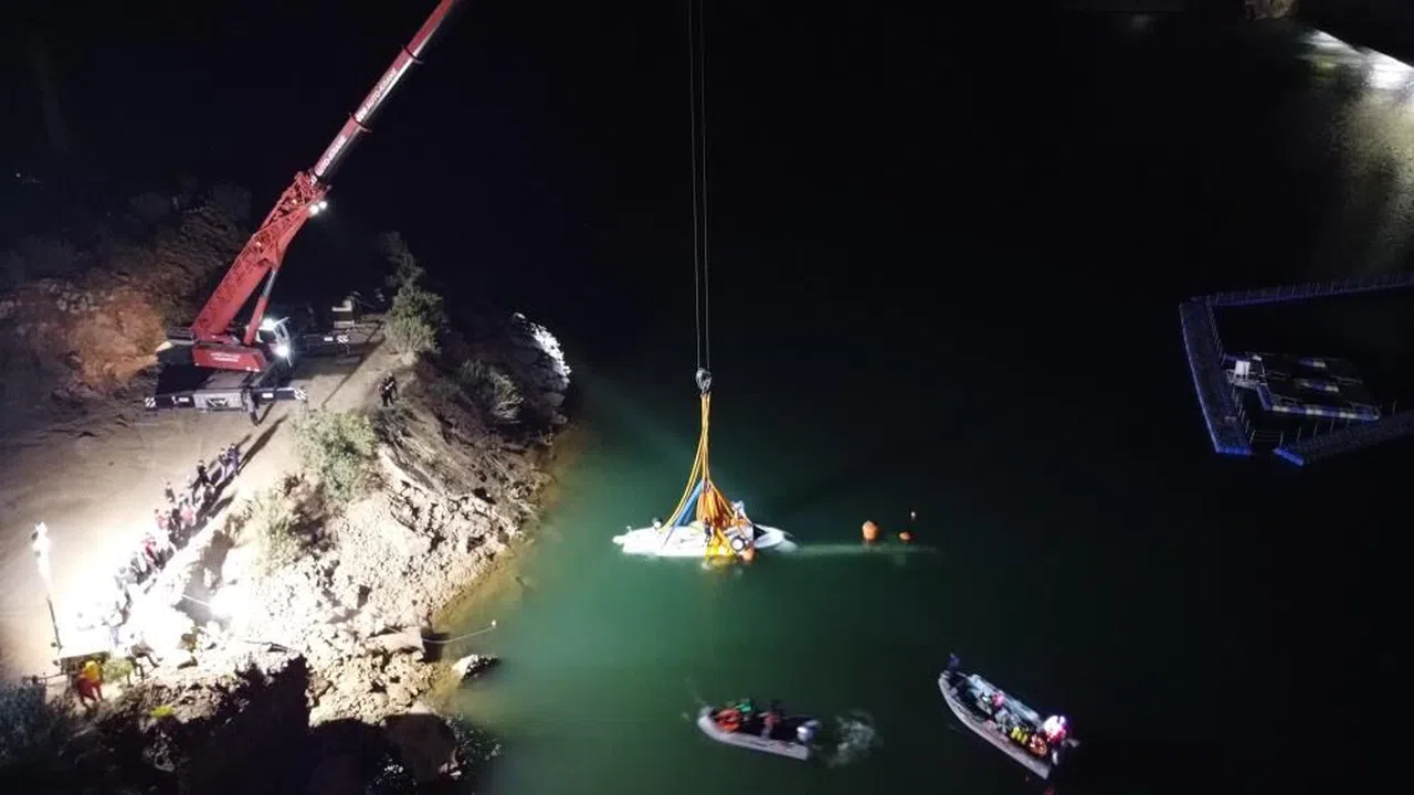 Helikopterin enkazı JAK ve SAK Timleri tarafından başarıyla çıkarıldı