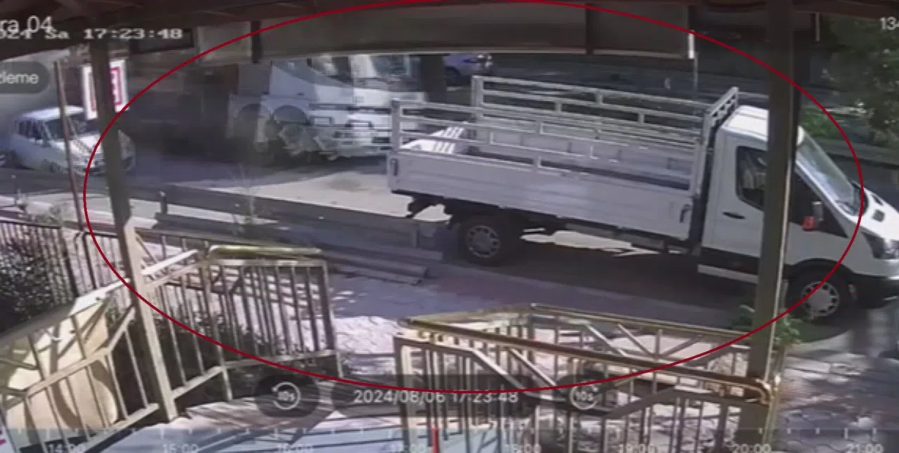 Freni patlayan kamyon 6 aracı biçti: Kaldırımda yürüyen vatandaşın ölümden son anda kurtulduğu anlar kamerada