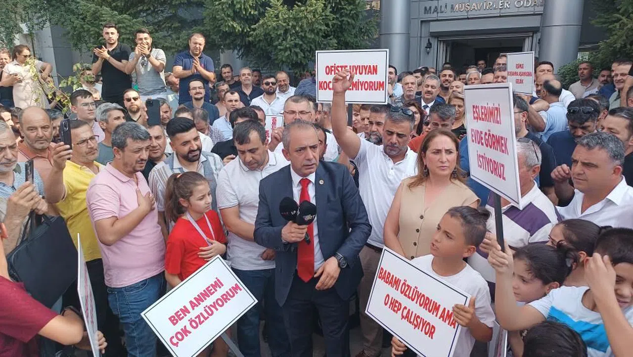 Gaziantep'te çalışma koşullarına sitem eden mali müşavirler ruhsat yaktı