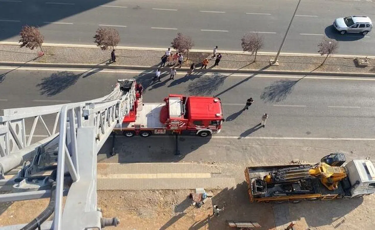Kahramanmaraş'ta yük asansörü rüzgara dayanamadı