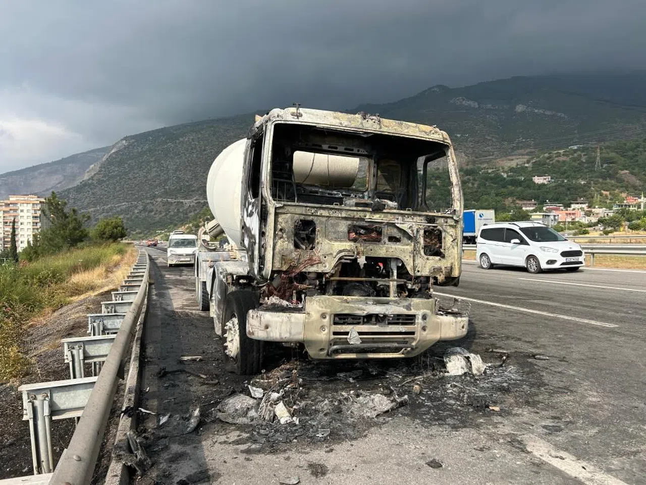Seyir halindeki beton mikseri alevlere teslim oldu