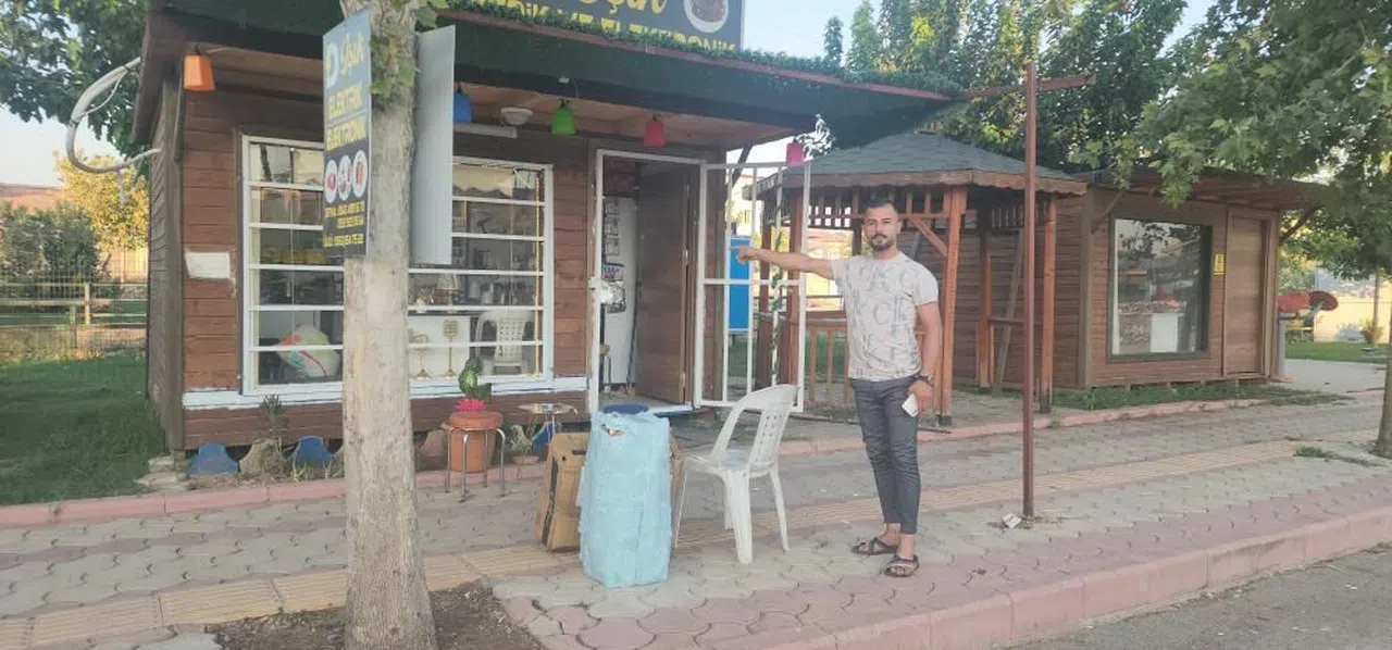 Vicdansız hırsızlar, depremzede esnafın iş yerini soydular