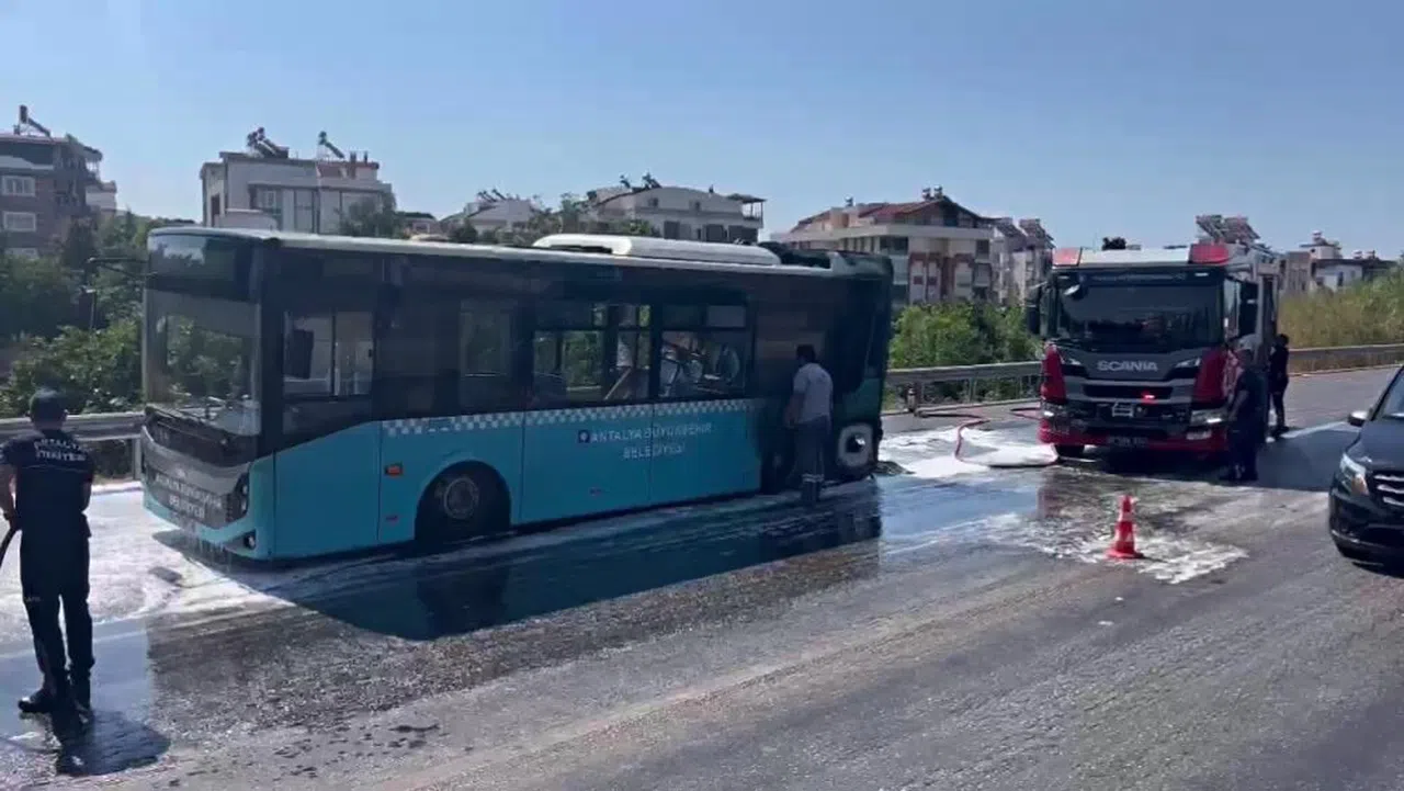 Seyir halindeki halk otobüsü alev alev yandı