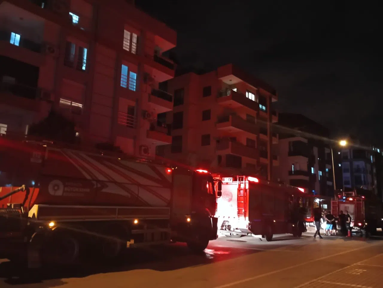 Apartmanı kaplayan dumanlar paniğe neden  oldu