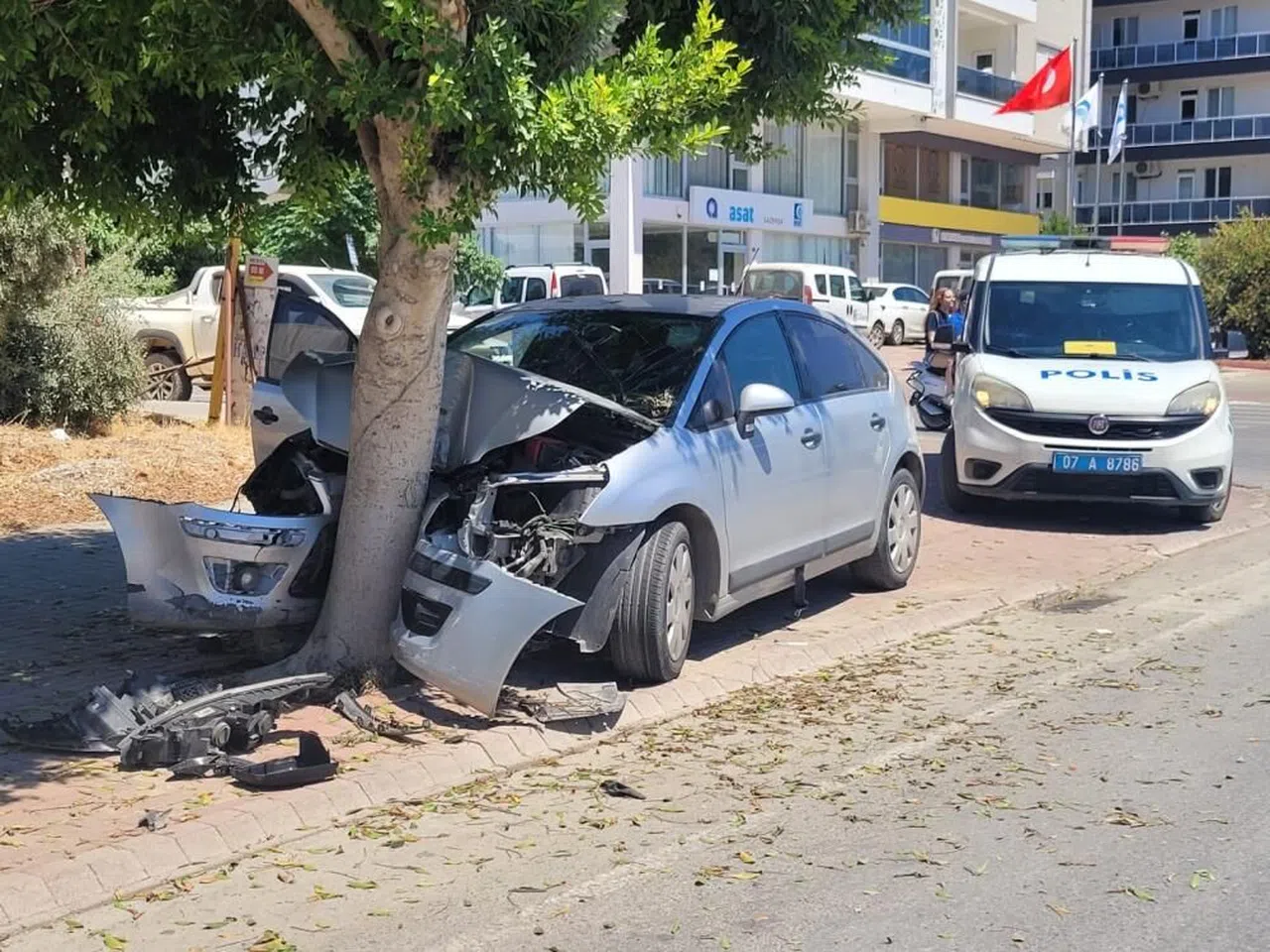 Ağaca çarpan otomobil hurdaya döndü